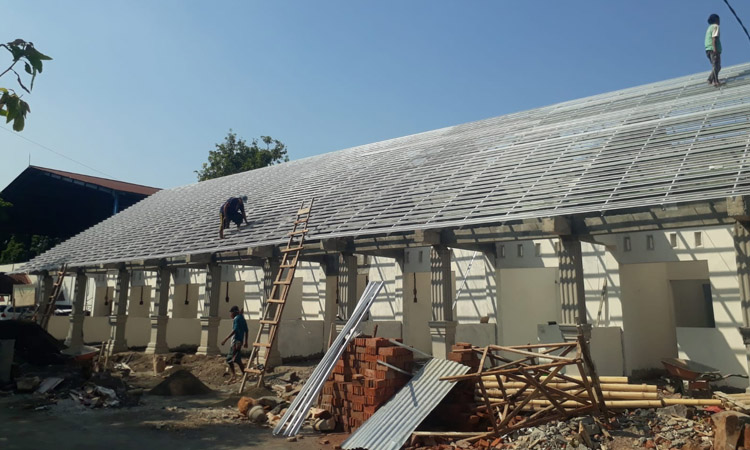 TERLAMBAT: Pengerjaan rehab gedng Dalmas di Aspol Kebonagung, Kota Pasuruan baru mencapai 65 persen, pada pekan keempat Oktober 2024. (istimewa)