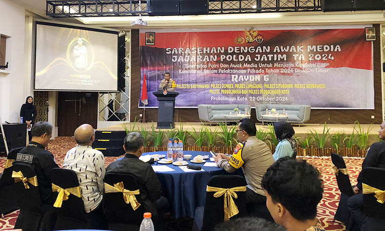 SARASEHAN: Kabid Humas Polda Jatim, Kombes Pol Dirmanto menyampaikan sambutan pada acara Sarasehan dengan Awak Media bersama Polda Jatim, Selasa (22/10) lalu.