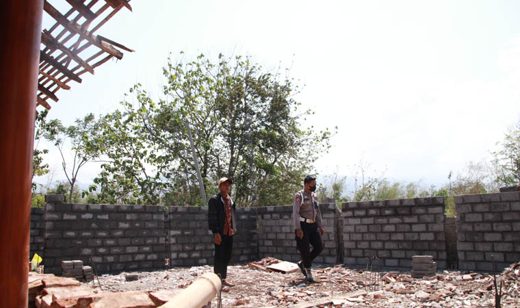 PEMBANGUNAN: Salah satu perangkat Desa Gunung Tugel, Asmuri (kiri) dan Bhabinkamtibmas Desa Gunung Tugel, Aipda Robby Patikana (kanan) di lokasi pembangunan paud di Balai Desa Gunung Tugel, Selasa.