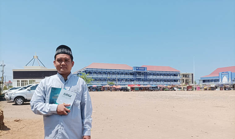 SANTRI: Mhaulana Aminullah saat berada di Ponpes Nurul Jadid Paiton sembari memegang salah satu hasil karya tulis ilmiahnya.