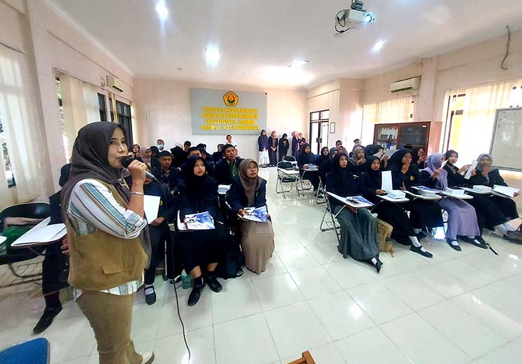 SOSIALISASI: Kepala Biro Pasuruan Jawa Pos Radar Bromo Nur Laily Arifiyah sosialisasi di Kampus Akper.