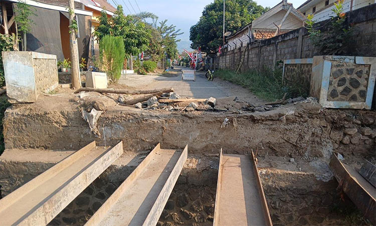 DIKEBUT: Balok besi untuk Jembatan Jetis. Saat ini, pengerjaannya tengah dipacu.