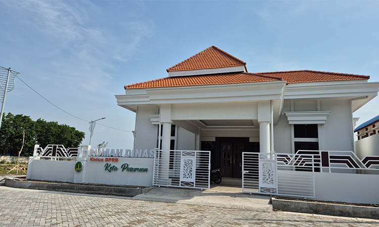 SIAP HUNI: Rumdin Ketua DPRD Kota Pasuruan yang tinggal penyerahan aset ke Sekwan. Saat ini, sarana dan prasarana sudah rampung dibangun.