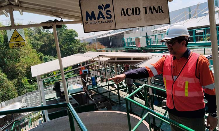 Ketua Komisi III DPRD Kabupaten Pasuruan Yusuf Daniyal saat mengecek saluran Ipal Pabrik Minuman MAS.