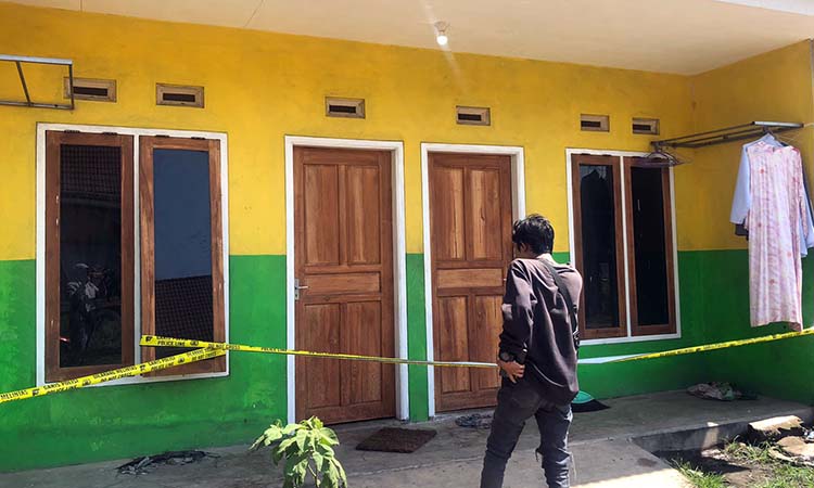 DI-POLICE LINE: Indekos tempat korban ditemukan meninggal di-police line. (Inneke/ Radar Bromo)