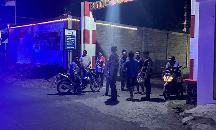 PATROLI: Petugas melakukan kegiatan rutin yang ditingkatkan dengan menggelar patroli malam pada wilayah rawan.