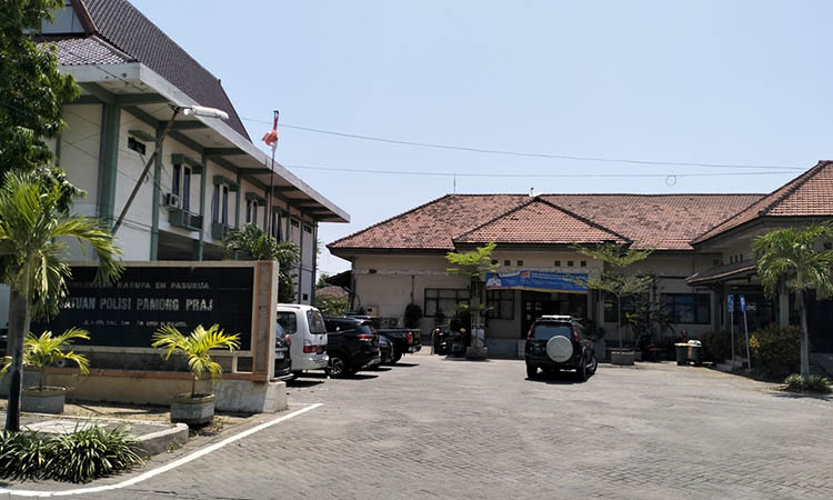 BUTUH REHAB: Gedung Satpol PP Kabupaten Pasuruan yang diusulkan agar bagian atapnya dilakukan perbaikan. Dana Rp 1,5 miliar diajukan untuk perbaikan atap tersebut.
