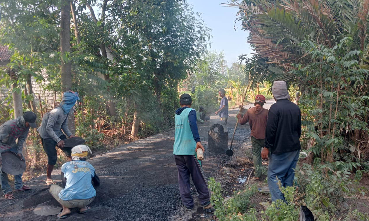 BIAR LEBIH MULUS: Pengerjaan pengasapalan di jalan Dusun Krajan yang masih dikerjakan sampai sekarang. Kedua jalan di dua dusun ini panjangnya sama-sama ratusan meter.
