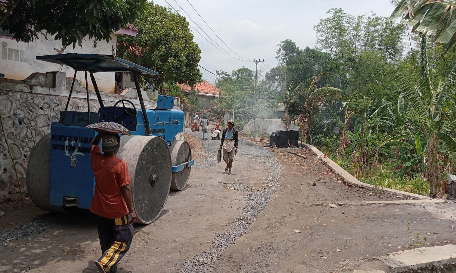 LEBIH NYAMAN: Pengerjaan pengasapalan di jalan Dusun Kapuran yang masih dikerjakan sampai sekarang. Kedua jalan di dua dusun ini panjangnya sama-sama ratusan meter.
