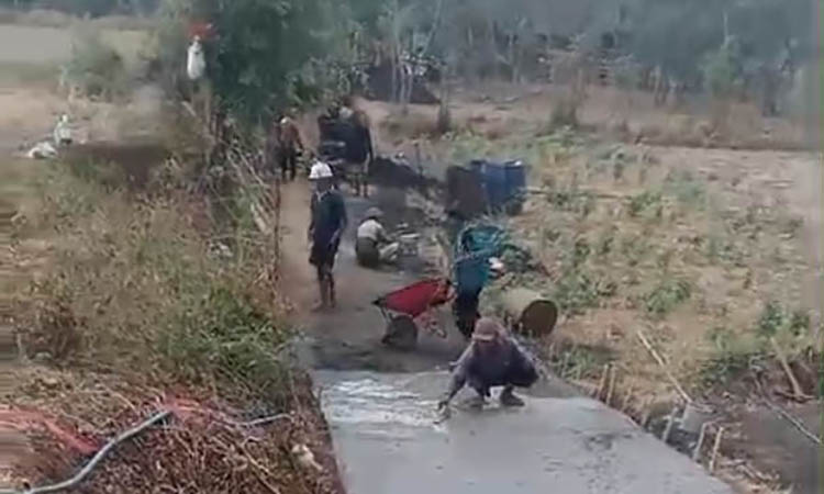JALAN USAHA TANI: Pekerja menyesaikan proyek rabat beton jalan di Dusun Alasklowang. Pembangunan jalan ini untuk mendukung pertanian warga sekitar.