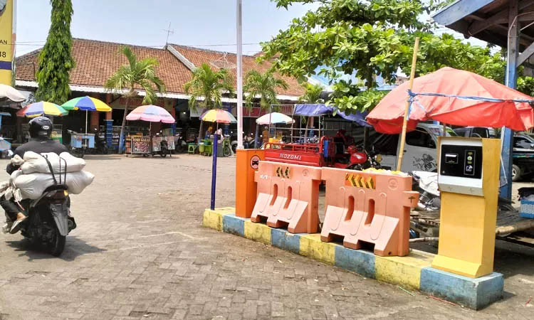 BELUM BEROPERASI: Parkir elektronik di Pasar Maron sudah terpasang. Parkir ini tak kunjung beroperasi.