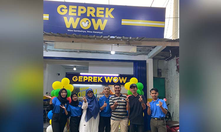 SIAP MELAYANI: Jajaran manajemen dan pegawai geprek wow siap menyambut pelanggan.