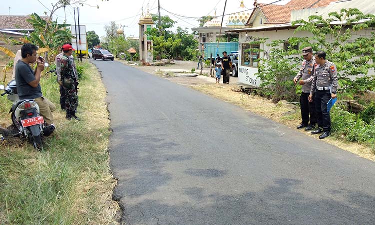 TKP: Petugas saat melakukan olah TKP kecelakaan maut di Gading, Kabupaten Probolinggo.