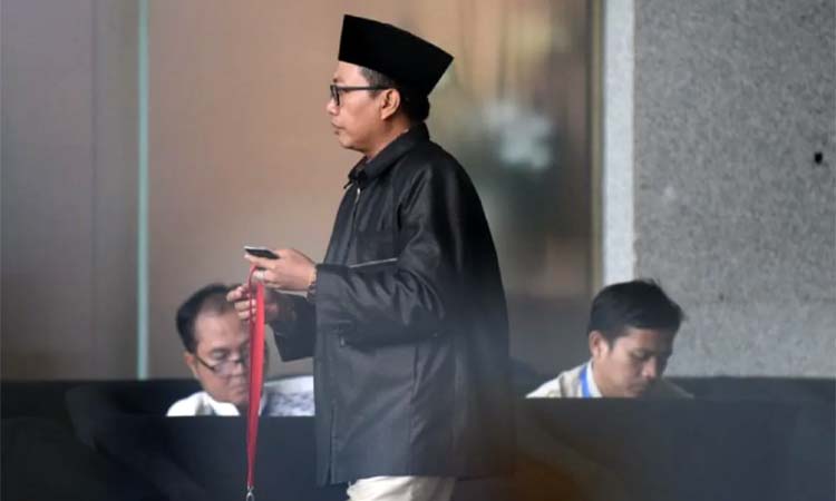 Anggota DPRD Jatim asal Paiton Moch. Mahrus (tengah) tiba untuk menjalani pemeriksaan di Gedung Merah Putih KPK, (28/10/2024). ANTARA FOTO/Indrianto Eko Suwarso/foc