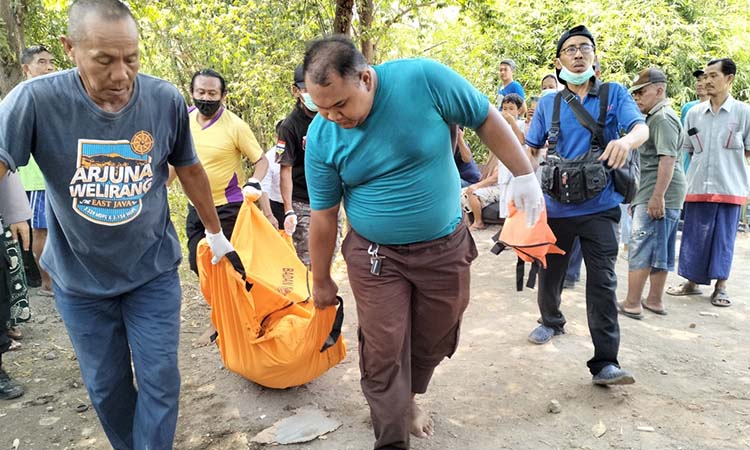 IDENTITAS SUDAH DIKETAHUI: Polisi saat mengevakuasi jenazah adalah Samdani, 83, warga Dusun Ngingas, Desa Ngerong, Kecamatan Gempol. Ia ditengarai tewas usai jatuh dan terperosok ke Kali Kambeng.