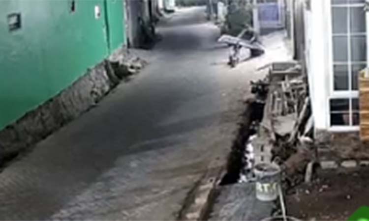 Aksi pelaku menggondol tutup got di Karangjati, Pandaan, Kabupaten Pasuruan yang terekam CCTV.