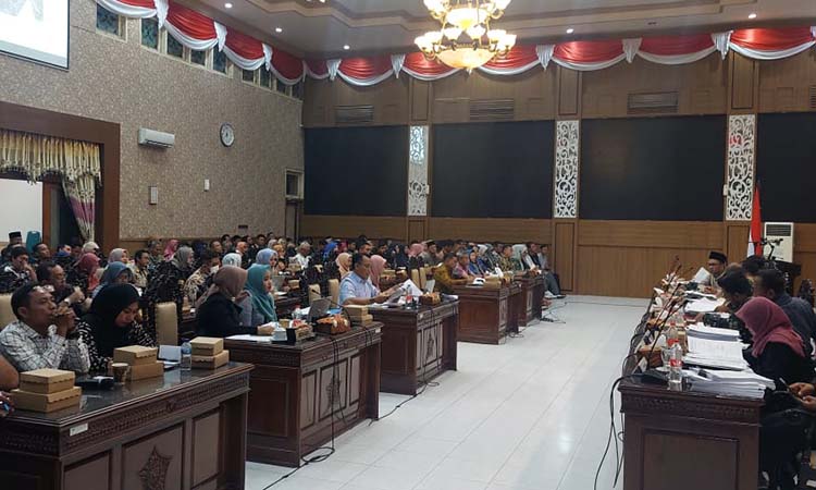HINGGA DINI HARI: Rapat kedua Pansus PPPK DPRD Kota Probolinggo digelar hingga dini hari. Mulai Rabu (30/10) malam pukul 19.30 sampai Kamis (31/10) dini hari pukul 02.00.