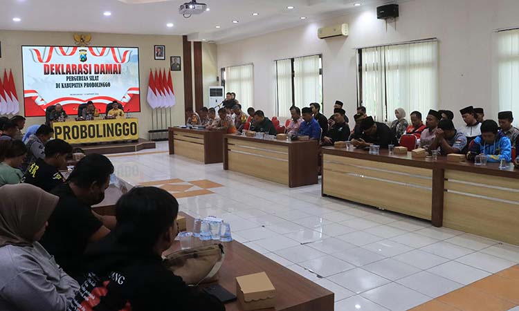 DEKLARASI DAMAI: Sejumlah perwakilan Perguruan silat di Kabupaten Probolinggo saat berkumpul di Mapolres. Mereka sepakat ikrar damai.