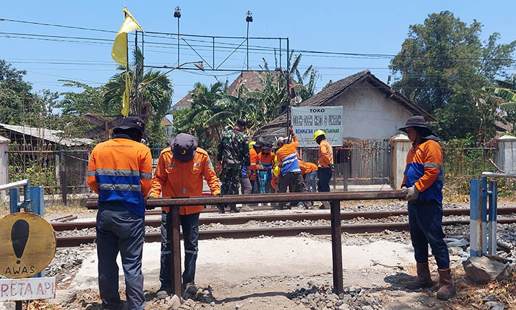 LIAR: Perlintasan sebidang liar yang ditutup petugas. Warga berharap, ada alternatif jalan pasca penutupan tersebut.