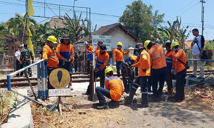 DIANGGAP LIAR: Perlintasan sebidang liar di Desa Lemah Kembar, Kecamatan Sumberasih Kabupaten Probolinggo, yang akhirnya ditutup.