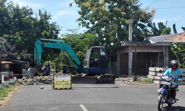 DIBONGKAR: Jematan Jalan Majapahit yang mulai dibongkar dengan mendatangkan alat berat. Pembangunan jembatan tersebut ditargetkan rampung, hingga 4 November 2024.