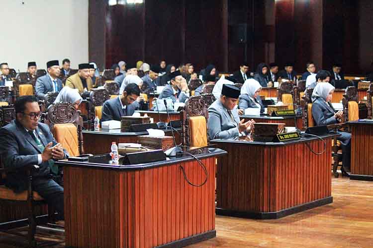 SAKSI: Selain pimpinan dan anggota DPRD, pelantikan dan pengambilan sumpah-janji dihadiri sejumlah kepala OPD di lingkungan Pemkab Probolinggo, serta dari KPU dan Bawaslu Kabupaten Probolinggo.
