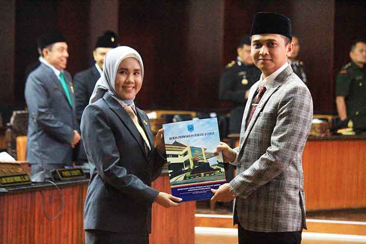 SERAH TERIMA: Alfiana Firda Afnaini menerima SK Pelantikan sebagai Anggota DPRD Kabupaten Probolinggo dari Ketua DPRD Kabupaten Probolinggo Oka Mahendra Jati Kusuma.