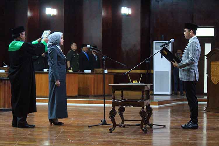 SUMPAH JABATAN: Dipandu Ketua DPRD Kabupaten Probolinggo Oka Mahendra Jati Kusuma, Alfiana Firda Afnaini mengucapkan sumpah dan janji sebagai anggota DPRD Kabupaten Probolinggo.
