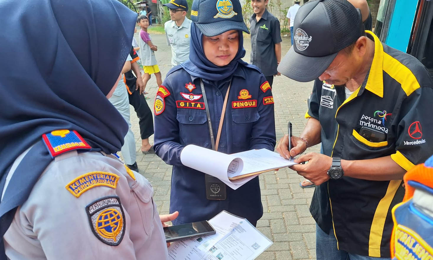 SESUAI SOP: Anissa Gita Komara saat melakukan ramphchek bus pariwisata di areal parkir TSI II Prigen.