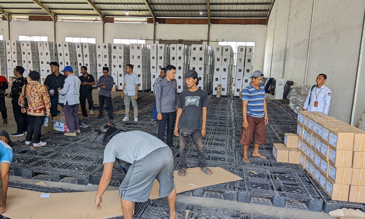 SIAP DISORTIR: Surat suara Pilbup Probolinggo yang sudah datang di Kraksaan dan disimpan rapi untuk disortir.