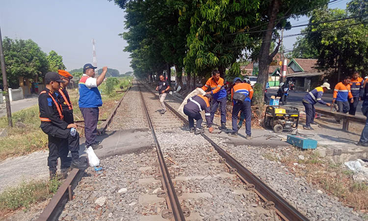 DIPALANG: Perlintasan kereta api sebidang yang dianggap liar. Akhirnya ditutup oleh petugas gabungan.