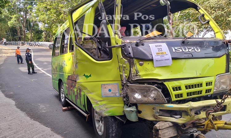 Kondisi Isuzu Elf alami ringsek bagian depannya usai hilang kendali di Jurang Ampel Prigen, Pasuruan.