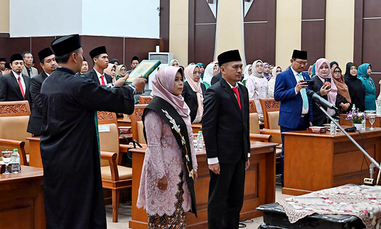 DILANTIK: Dua Pengganti Antar Waktu DPRD Kabupaten Pasuruan, Febri Irawan Darwis dan Nur Laila resmi dilantik, Kamis (31/10). Keduanya menggantikan M. Rusdi Sutejo dan M. Shobih Asrori.
