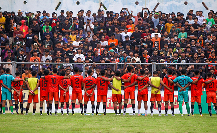 MUSIM LALU: Skuadra Persekabpas saat menyapa penonton setelah berlaga di kompetisi tahun 2023-2024. Musim baru nanti, Persekabpas akan berlaga di Liga 3.