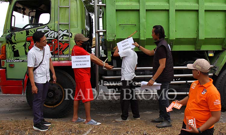 TRAGIS: Adegan saat tersangka menyabet korban dengan celurit yang dibawanya. (Mokhamad Zubaidillah/ Radar Bromo)
