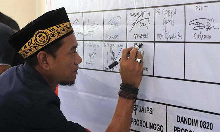 Salah satu perwakilan perguruan silat saat menandatangani ikrar damai.