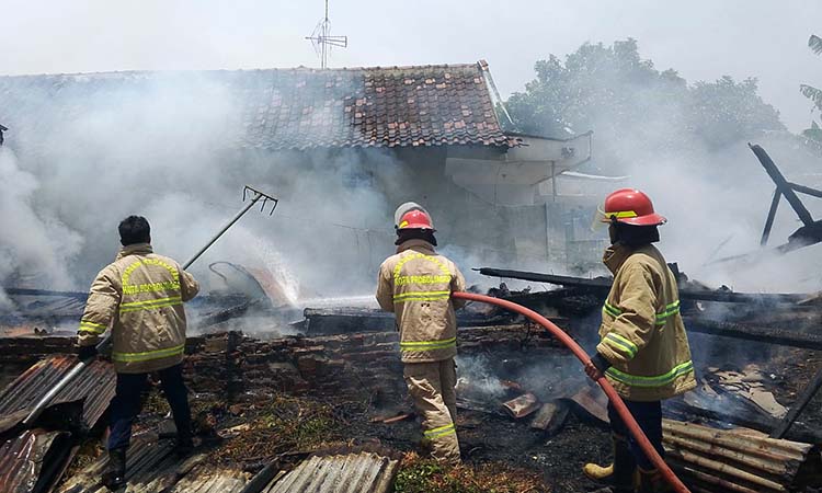 HABIS TERBAKAR: Petugas damkar saat memadamkan kobaran api yang melalap rumah produksi mainan di Jalan Wali Kota Gatot, Kanigaran, Kota Probolinggo. (Istimewa)
