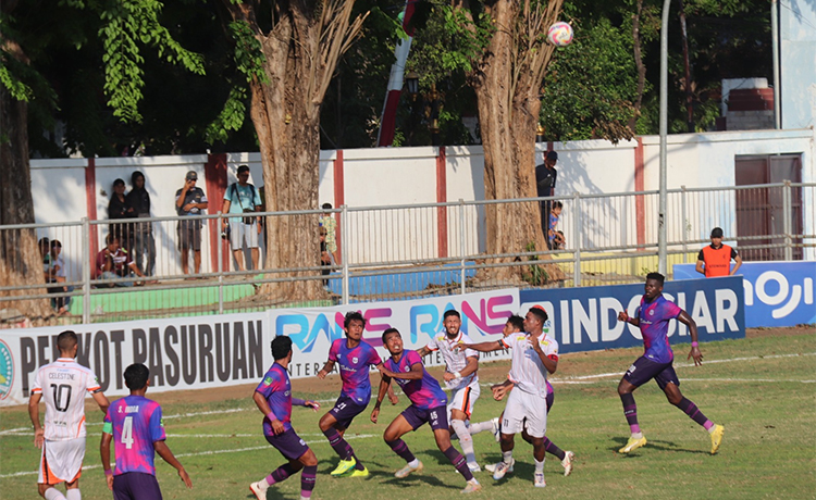 BERBAGI ANGKA: Rans Nusantara FC saat berhadapan dengan Persibo Bojonegoro, pecan lalu dengan skor berkesudahan seri 2-2. Rans Nusantara akan melakoni laga away ke