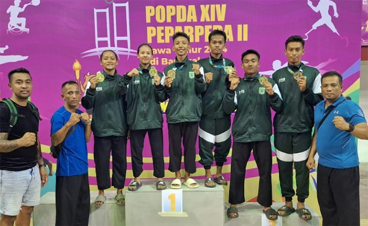 MEMBANGGAKAN: Atlet silat Kabupaten Pasuruan yang berhasil keluar menjadi juara POPDA.