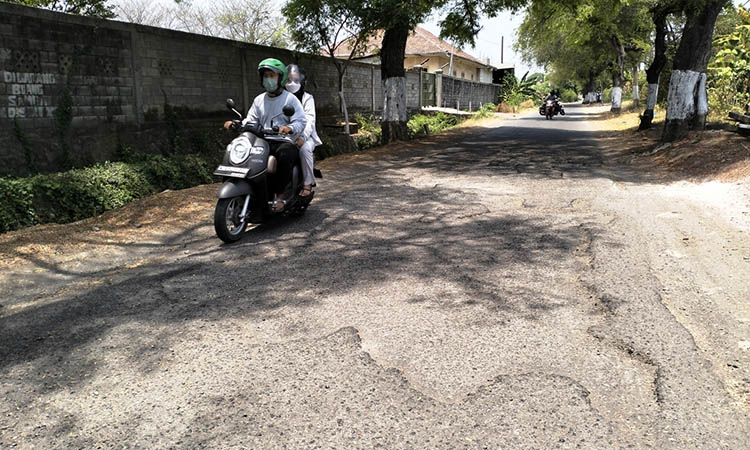 MENGELUPAS: Kerusakan jalan Sejo, Desa Karangrejo, Kecamatan Gempol yang disoal warga. Lantaran dianggap membahayakan. Mereka berharap, agar ada perbaikan.