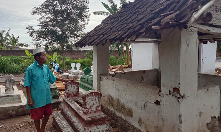 PEMBABAT ALAS: Tempat pemakaman Bujuk Selempangan dan istrinya. Bujuk Selempangan merupakan sosok pembabat alas desa setempat.