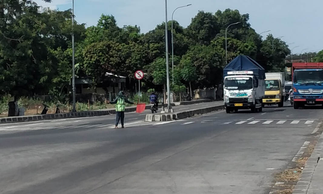 MATI: Kondisi di persimpangan Exit Tol Grati yang andalkan supeltas karena traffic light tak fungsi.