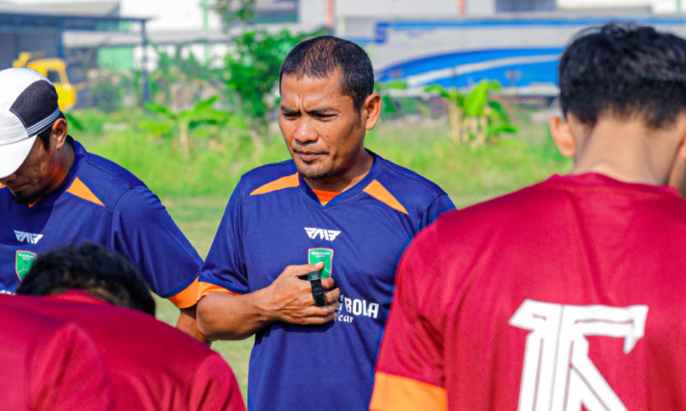 BANYAK PENGALAMAN: Irfan Junaedi yang di musim lalu menangani Pasuruan United. Saat ini dia menjadi pelatih sementara Persekabpas.