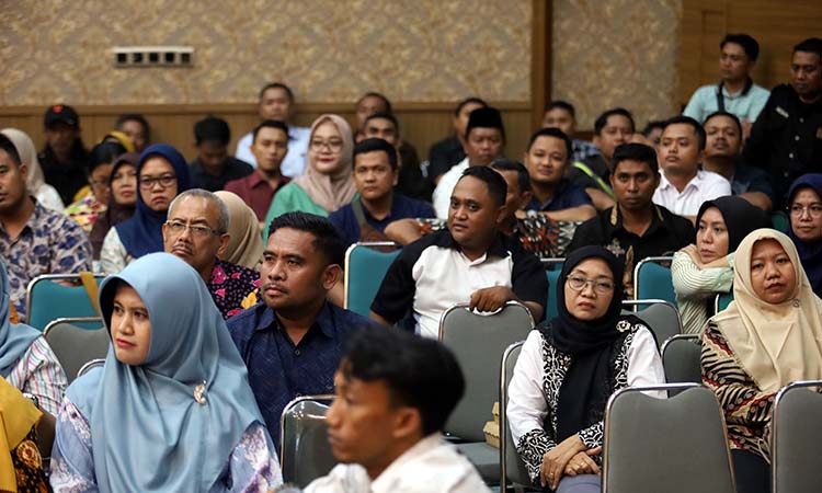 DIUNDANG: Ratusan PPT dari semua OPD di Pemkot Probolinggo menghadiri rapat Pansus I DPRD Kota Probolinggo, Sabtu (2/11) malam sampai Minggu (3/11) dini hari. (Zainal Arifin/ Radar Bromo)