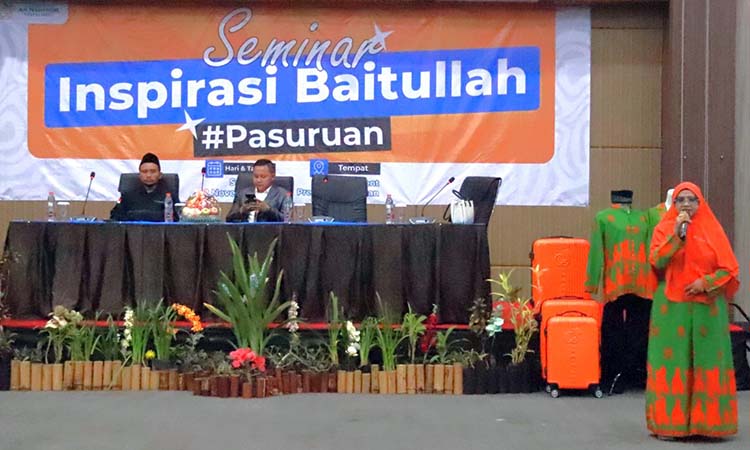 Komisaris PT. An Namiroh Travelindo Hj. Jauharoh Said memberikan inspirasi kepada 300-an peserta yang hadir dalam seminar Inspirasi Baitullah di Ascent Premiere Hotel and Convention, Pasuruan