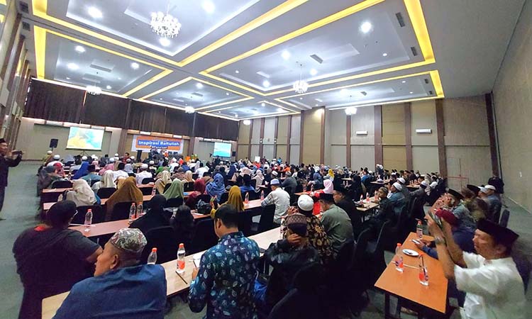RATUSAN: Lebih dari 300 jamaah hadir dalam seminar Inspirasi Baitullah yang digelar biro jasa travel umrah dan haji plus terpercaya PT. An Namiroh Travelindo.