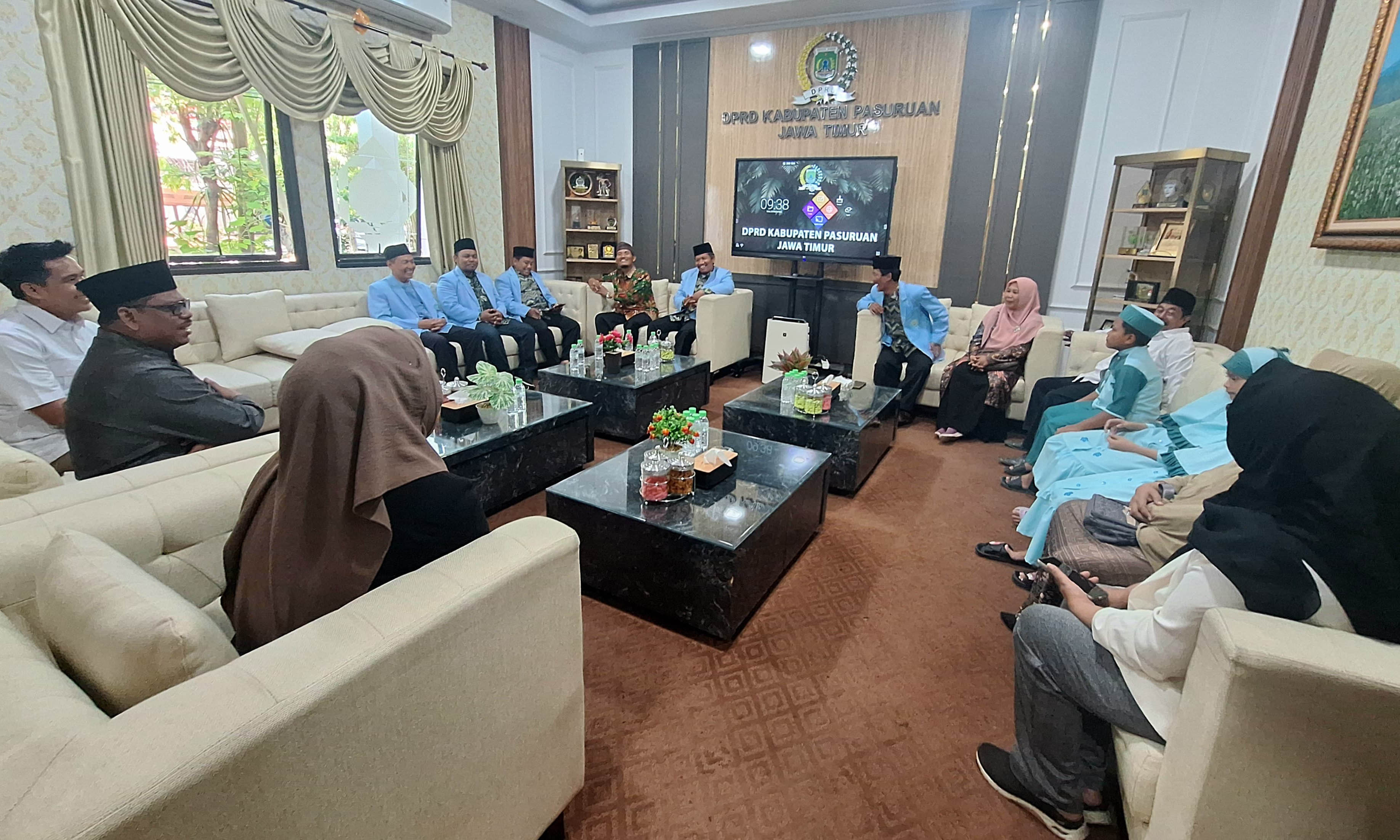 BUTUH SUPPORT: Forum Ukhuwah Pengembangan (FUP) TPQ Kabupaten Pasuruan ketika ditemui pimpinan DPRD di kantor dewan, Senin (4/11).