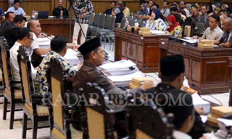 SAMPAI DINI HARI: Ketua Pansus I DPRD Kota Probolinggo Sibro Malisi memimpin rapat pansus mulai Sabtu (2/11) malam sampai Minggu (3/11) dini hari. (Zainal Arifin/ Radar Bromo)