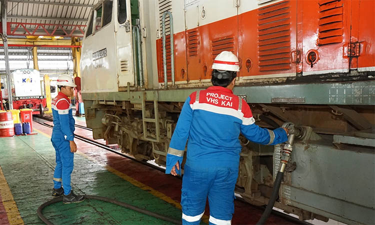 MENGISI: Petugas PT Kereta Api Indonesia (KAI) Daerah Operasi (Daop) 9 Jember saat melakukan pengisian bahan bakar.