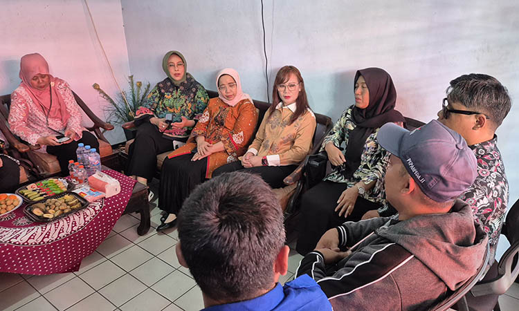 KUNJUNGI: Penasihat Dharma Wisata Persatuan Kemensos, Fatma Saifullah Yusuf saat mengunjungi Rumah Hebat Disabilitas.